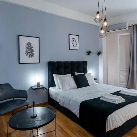 Appartamento Couple Getaway With Queen Bed Atene Esterno foto