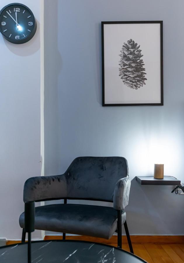 Appartamento Couple Getaway With Queen Bed Atene Esterno foto