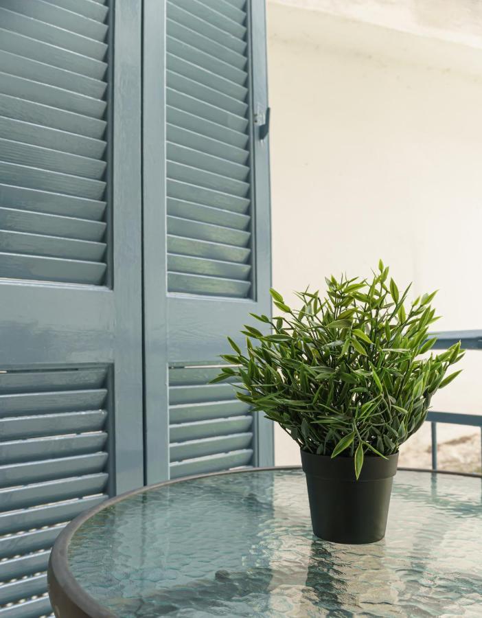 Appartamento Couple Getaway With Queen Bed Atene Esterno foto