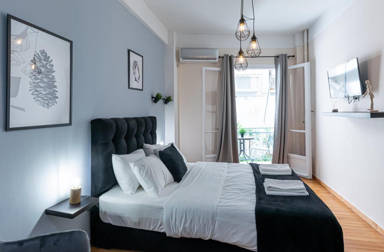 Appartamento Couple Getaway With Queen Bed Atene Esterno foto