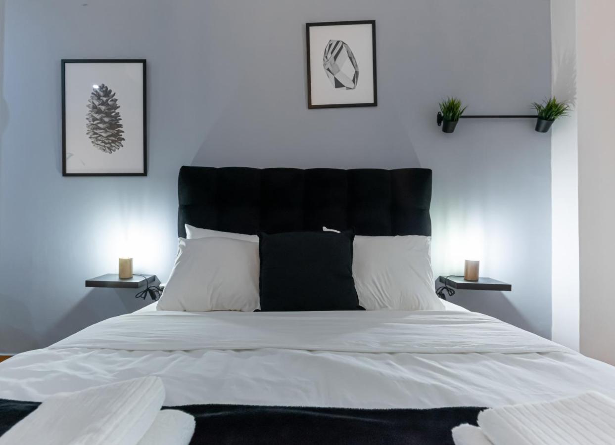 Appartamento Couple Getaway With Queen Bed Atene Esterno foto