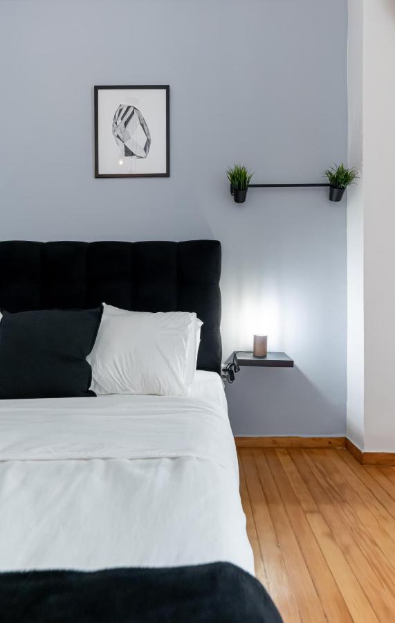 Appartamento Couple Getaway With Queen Bed Atene Esterno foto