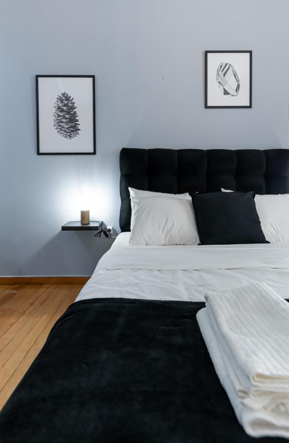 Appartamento Couple Getaway With Queen Bed Atene Esterno foto