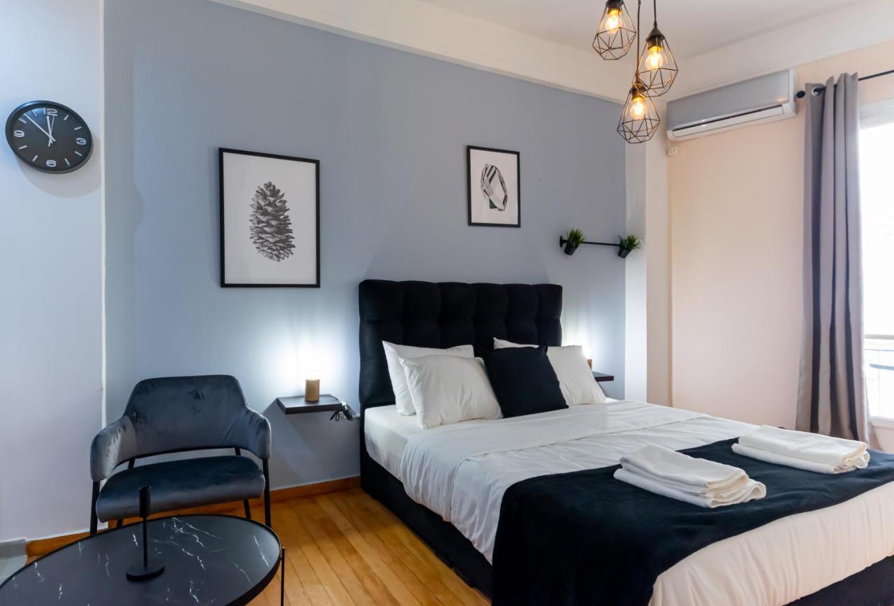 Appartamento Couple Getaway With Queen Bed Atene Esterno foto
