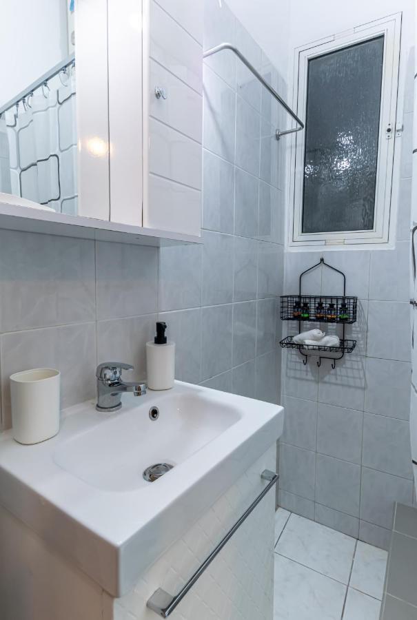 Appartamento Couple Getaway With Queen Bed Atene Esterno foto