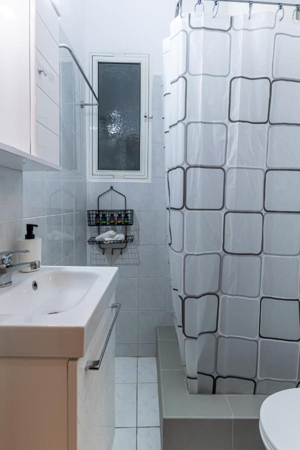 Appartamento Couple Getaway With Queen Bed Atene Esterno foto