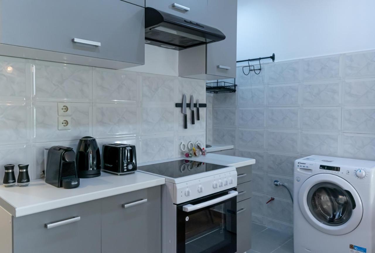 Appartamento Couple Getaway With Queen Bed Atene Esterno foto